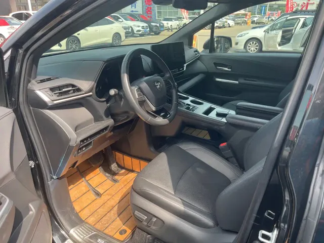 Toyota Sienna — Фото автомобиля 4