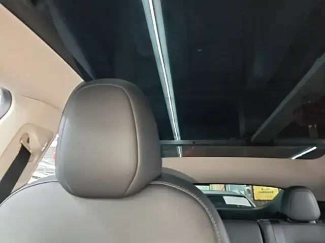 Tesla Model Y — Фото автомобиля 17