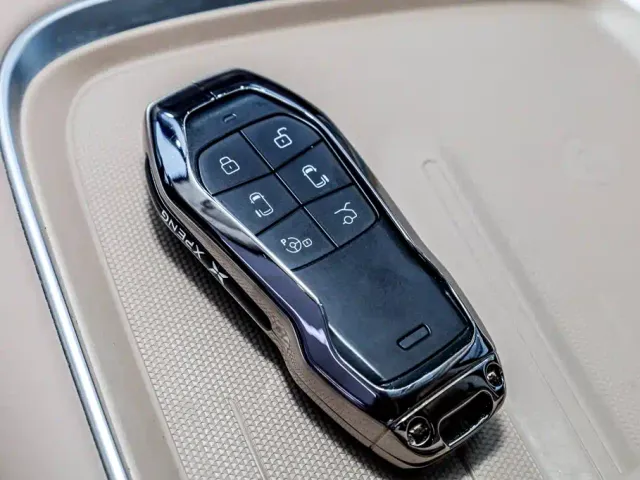 Xpeng X9 — Фото автомобиля 21