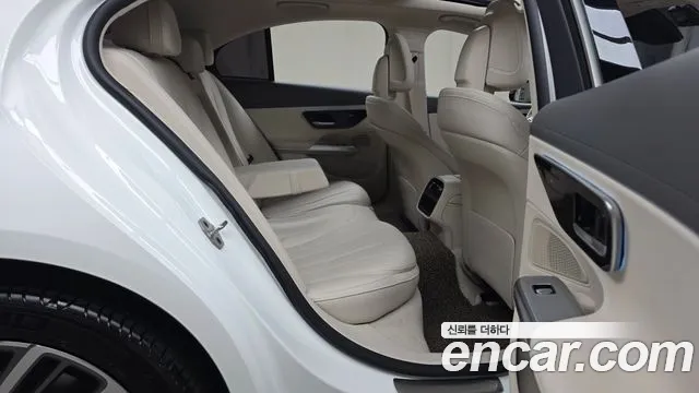Mercedes-Benz E-Class — Фото автомобиля 12