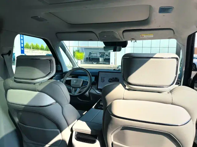 Volvo EM90 — Фото автомобиля 18