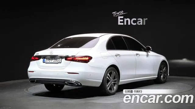 Mercedes-Benz E-Class — Фото автомобиля 2