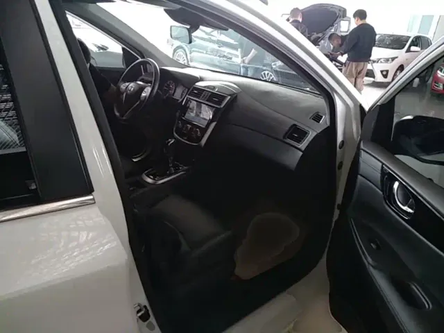 Nissan Tiida — Фото автомобиля 24