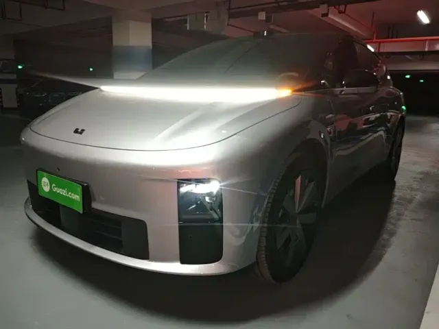 Фотография автомобиля — Li Auto i6