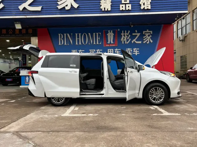 Toyota Sienna — Фото автомобиля 19
