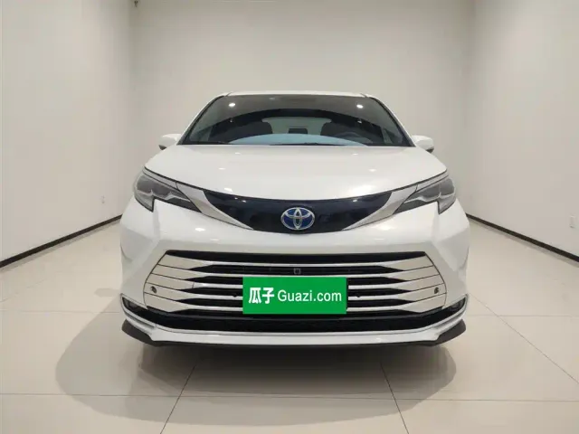 Toyota Sienna — Фото автомобиля 2
