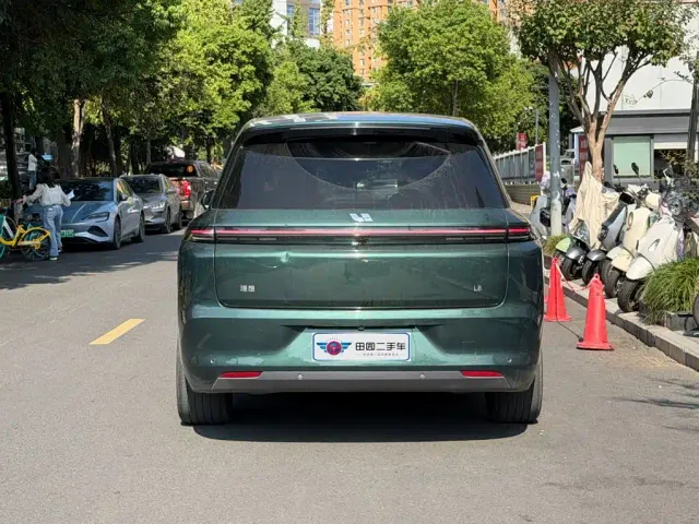 Li Auto L8 — Фото автомобиля 5