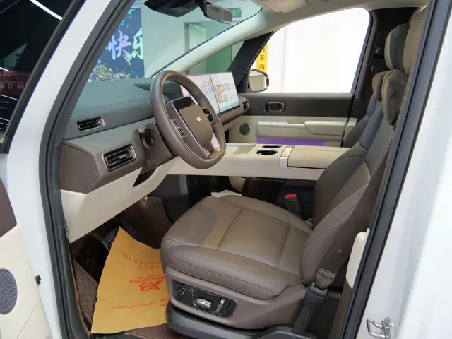 Li Auto MEGA — Фото автомобиля 9