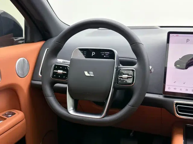 Li Auto L8 — Фото автомобиля 22