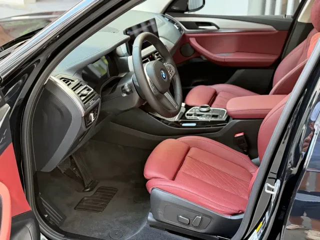 BMW iX3 — Фото автомобиля 3