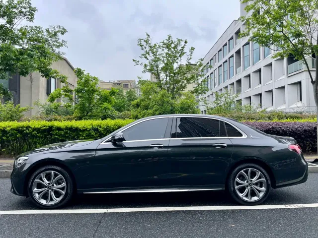Mercedes-Benz E-Class — Фото автомобиля 4