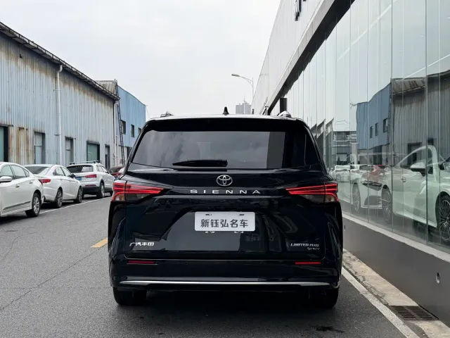 Toyota Sienna — Фото автомобиля 4