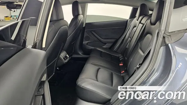 Tesla Model 3 — Фото автомобиля 12