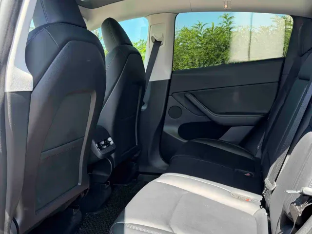 Tesla Model Y — Фото автомобиля 6