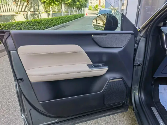 Volvo XC70 Plug-in Hybrid — Фото автомобиля 7