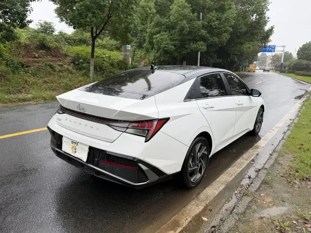 Hyundai Elantra — Фото автомобиля 14