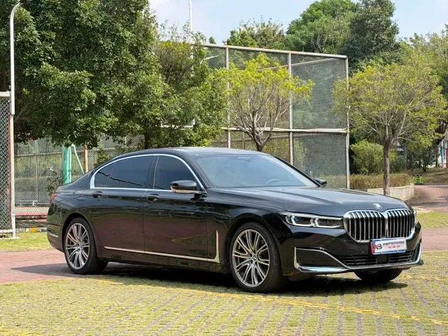 Фотография автомобиля — BMW 7 Series