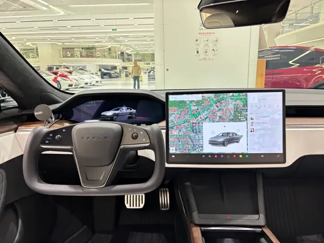 Tesla Model S — Фото автомобиля 15