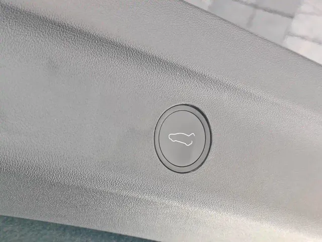 Tesla Model Y — Фото автомобиля 17