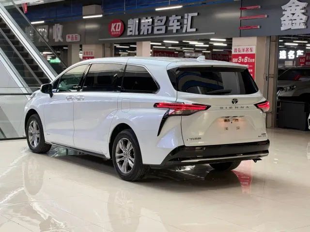 Toyota Sienna — Фото автомобиля 16