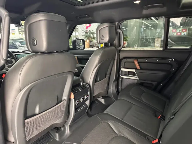 Land Rover Defender — Фото автомобиля 10