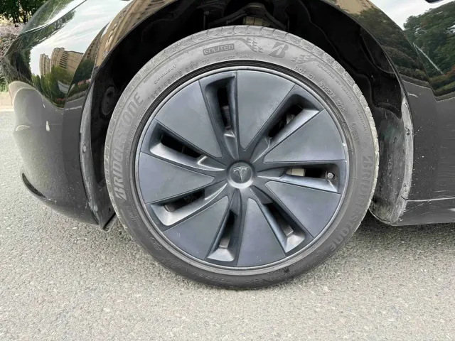 Tesla Model 3 — Фото автомобиля 4
