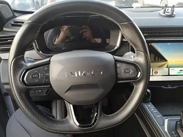 Lynk & Co 01 — Фото автомобиля 6