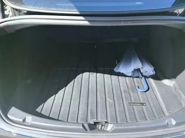 Tesla Model 3 — Фото автомобиля 10