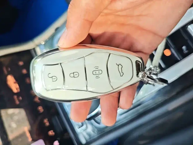 Hongqi Hongqi H5 2023 1.5T HEV Smart Connect Flag Comfort — Фото автомобиля 8