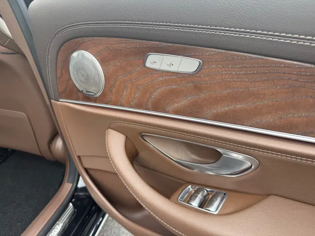 Mercedes-Benz E-Class — Фото автомобиля 13
