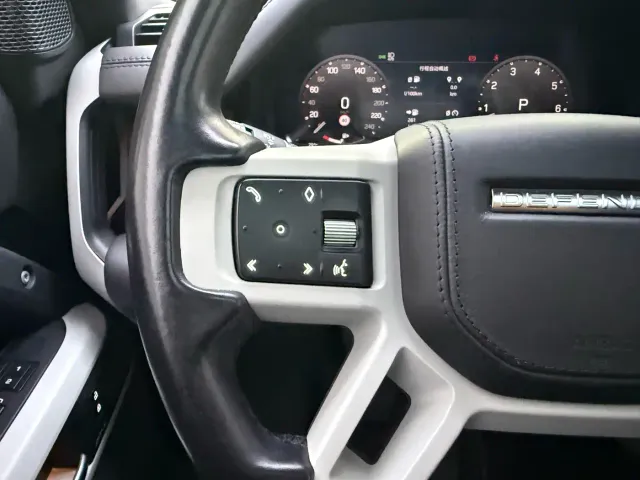 Land Rover Defender — Фото автомобиля 12