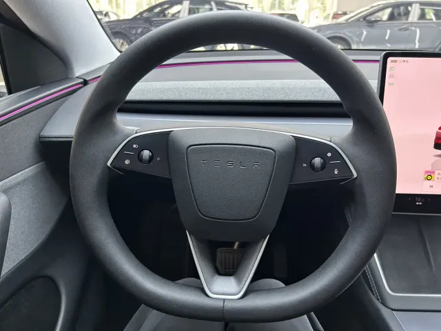 Tesla Model Y — Фото автомобиля 21