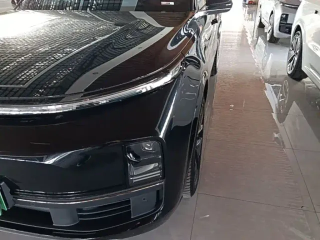 Li Auto L8 — Фото автомобиля 23