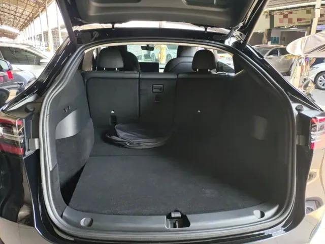 Tesla Model Y — Фото автомобиля 18