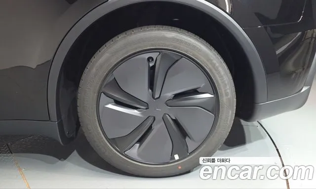 Tesla Model Y — Фото автомобиля 6