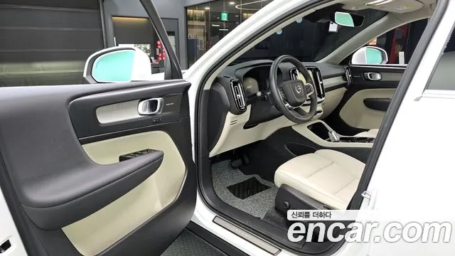 Volvo XC40 — Фото автомобиля 11