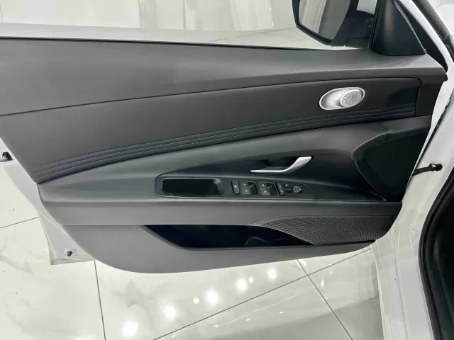 Hyundai Elantra — Фото автомобиля 8