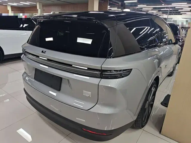 Li Auto i8 — Фото автомобиля 6