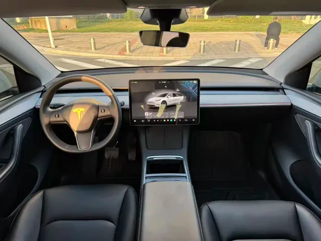 Tesla Model Y — Фото автомобиля 6