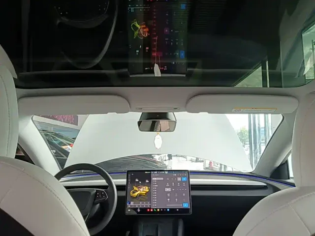 Tesla Model 3 — Фото автомобиля 17