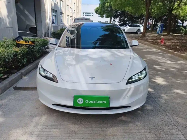 Tesla Model 3 — Фото автомобиля 2
