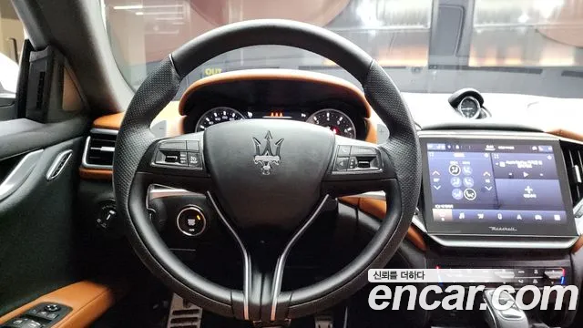 Maserati Ghibli — Фото автомобиля 13