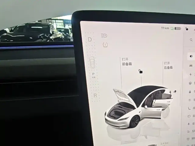 Tesla Model 3 — Фото автомобиля 13