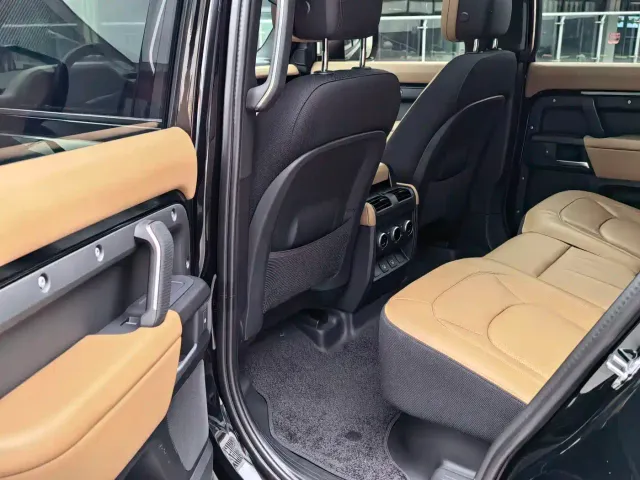 Land Rover Defender — Фото автомобиля 15