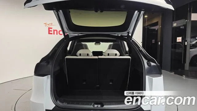 Tesla Model Y — Фото автомобиля 27