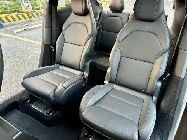 Tesla Model Y L — Фото автомобиля 7