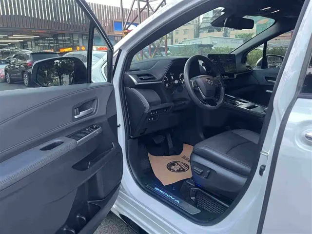 Toyota Sienna — Фото автомобиля 13