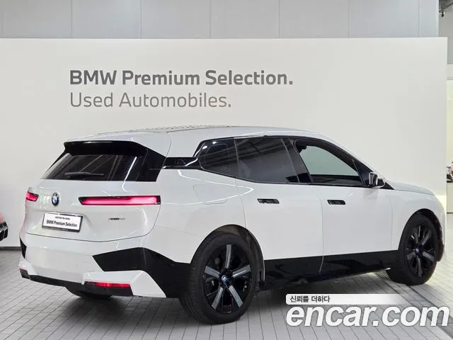 BMW iX — Фото автомобиля 2