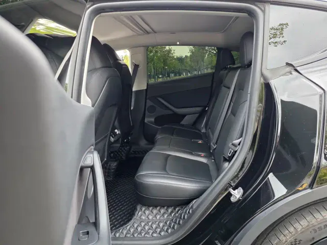 Tesla Model Y — Фото автомобиля 10