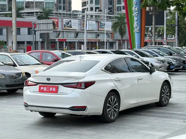 Lexus ES — Фото автомобиля 9